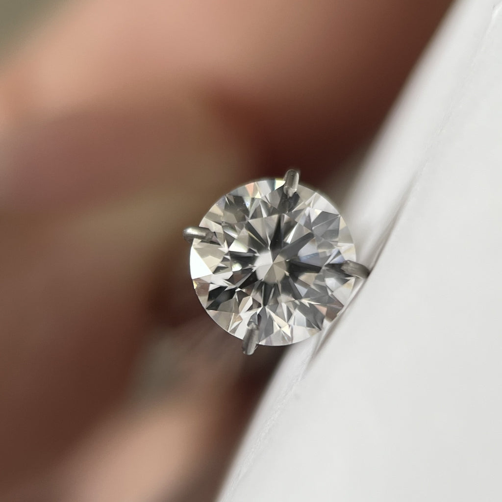 Round brilliant moissanite loose stone face-up view - Caratura