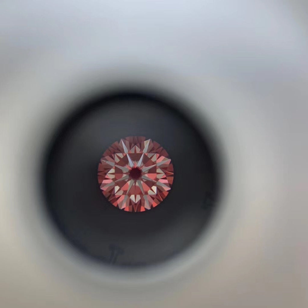 Eight arrows pattern under hearts-and-arrows viewer - proof of precision cut