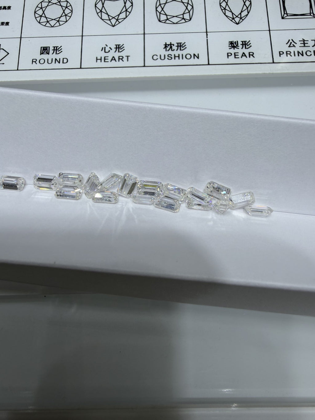 Emerald lab-grown diamond melee, DE VS-VVS, on an inspection tray